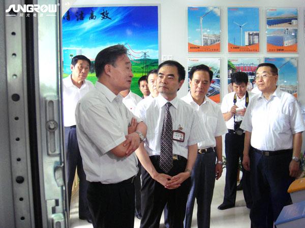 吳邦國(guó)委員長(zhǎng)仔細(xì)詢(xún)問(wèn)2MW 風(fēng)力發(fā)電機(jī)變流器的功能情況