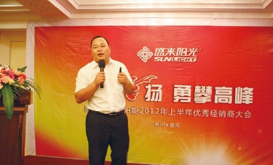 盛來(lái)陽(yáng)光市場(chǎng)部部長(zhǎng)劉友強(qiáng)和經(jīng)銷(xiāo)商分享“彎道超車(chē)”經(jīng)驗(yàn)