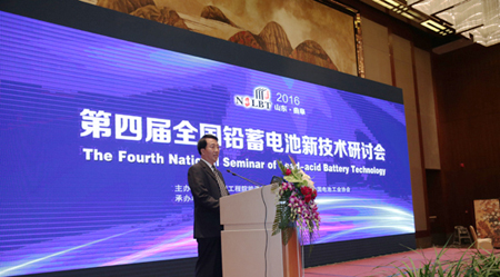 圖為中國電池工業(yè)協(xié)會(huì)理事長趙金生致辭